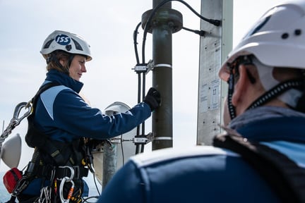 ISS:n teknisiä asiantuntijoita kiipeämässä mastoon.