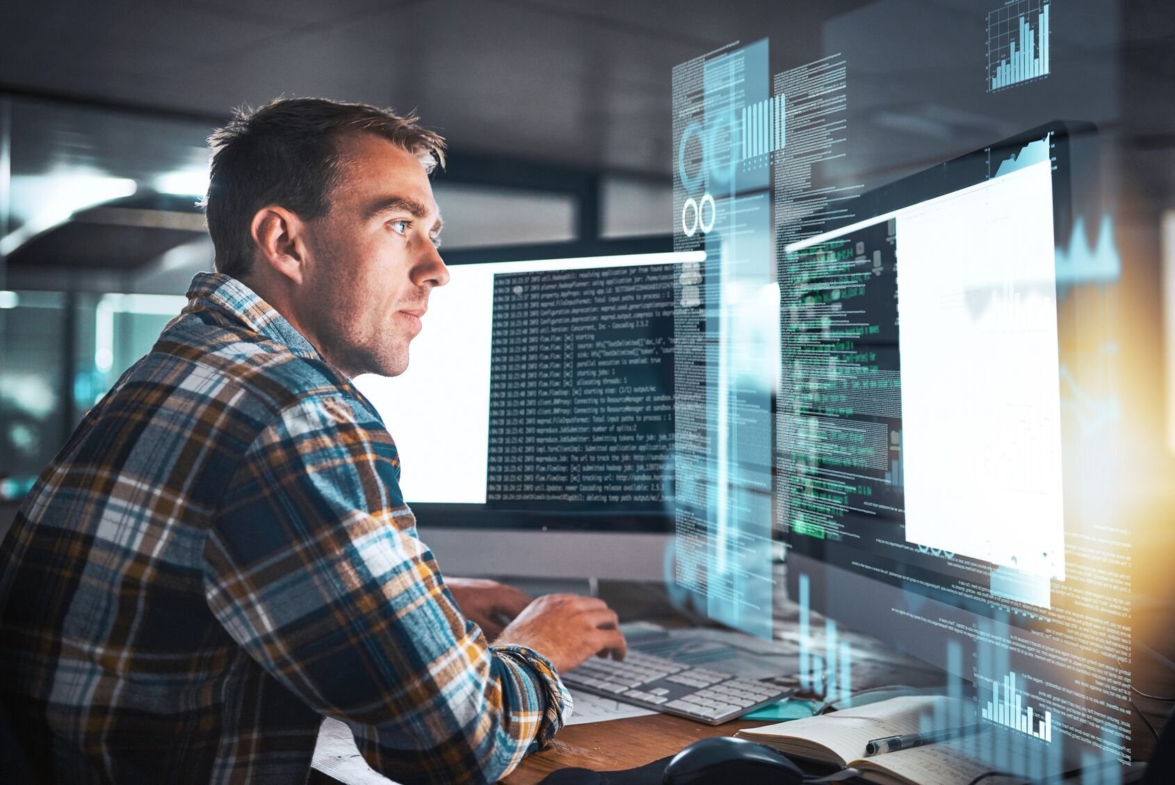 Asiantuntija analysoi dataa tietokoneella.