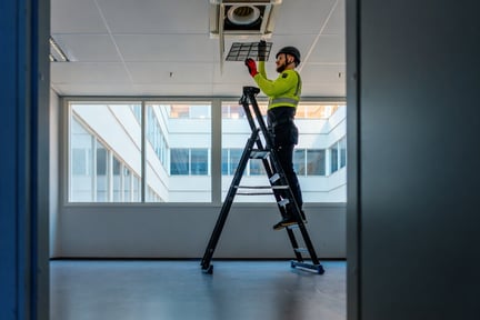 ISS:n teknisten palveluiden asiantuntija tekemässä huoltoa.