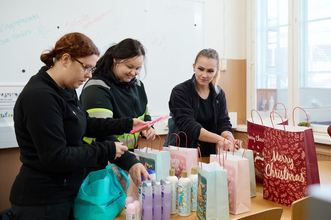 ISS:n siivoustiimi lahjoitusten kanssa.