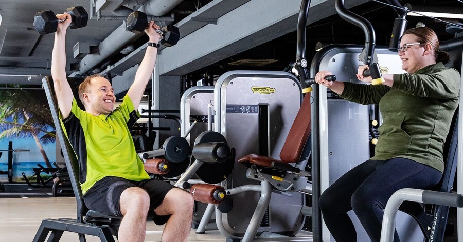 ISS:läisiä kuntosalilla.