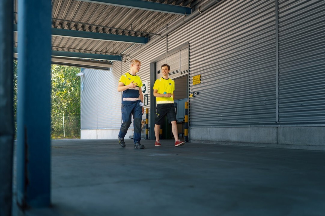 ISS:n logistiikkakeskuksessa kesätöitä tekevät Sasha ja Vilppu