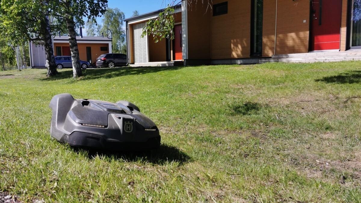 Nallikarin lomakylän robottiruohonleikkuri.