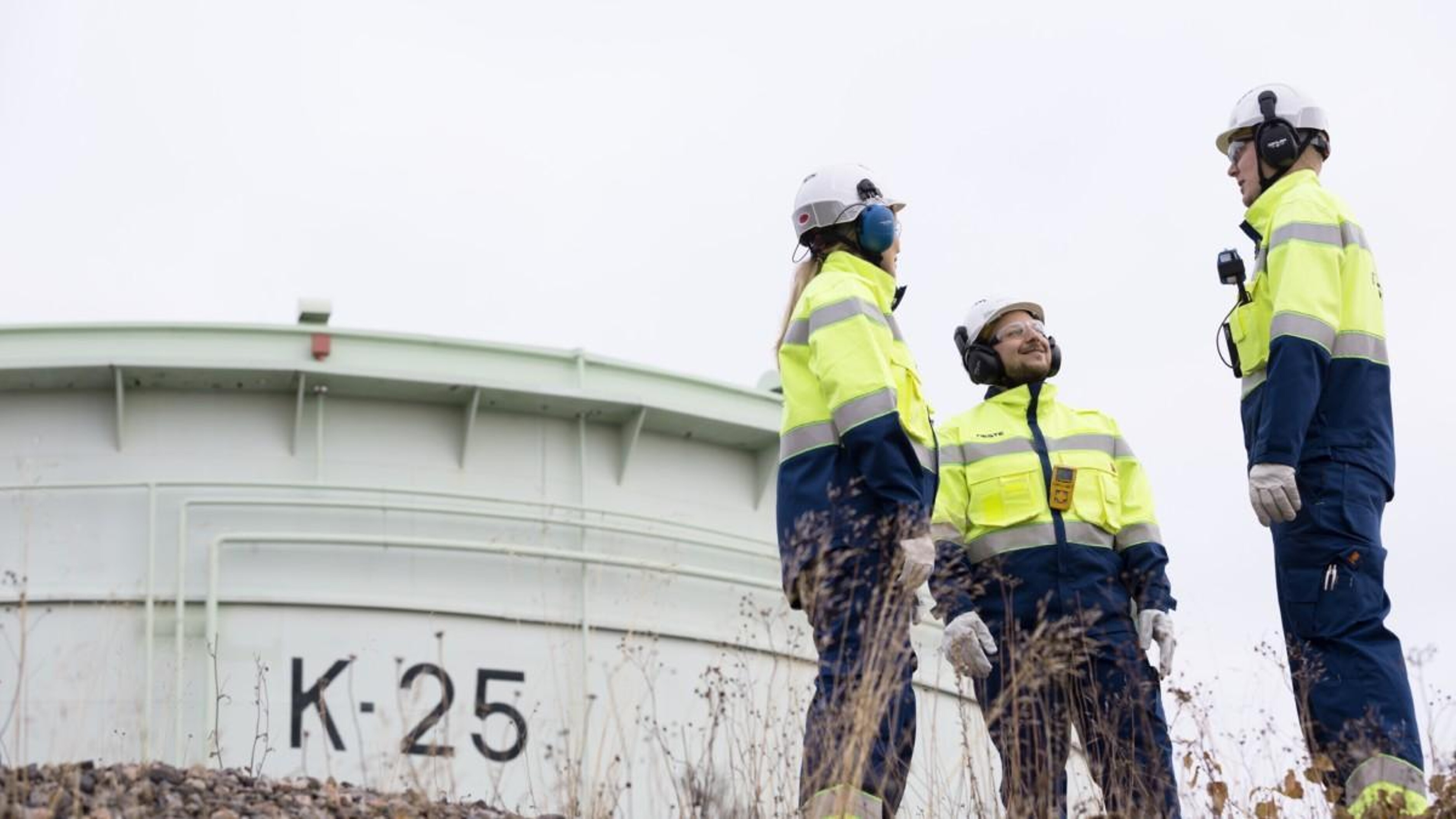 ISS:n työntekijöitä teollisuuskohteessa suojavarusteissa.