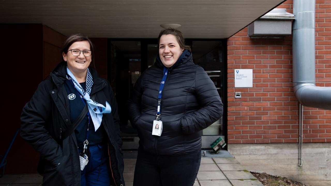Palveluesihenkilöt Emina ja Hanna.