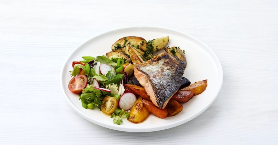 Ruoka-annos, jossa lohta, perunoita ja salaattia.