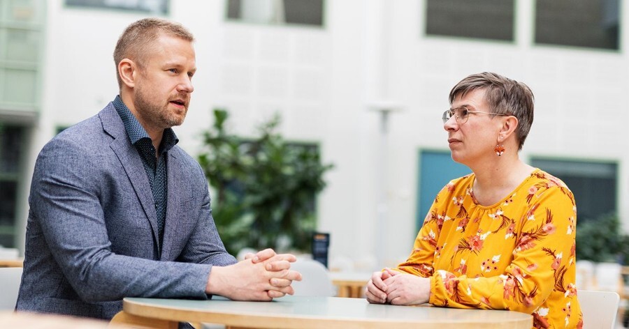 ISS:n tradenomiopiskelijat Juho ja Riikka.