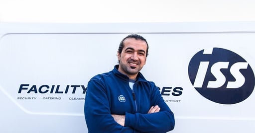 ISS:n kiinteistöhoitaja Mevan huoltoauton edessä.