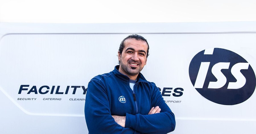 ISS:n kiinteistöhoitaja Mevan huoltoauton edessä.