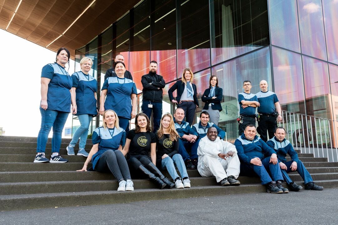 ISS:n henkilöstöä ryhmäkuvassa.