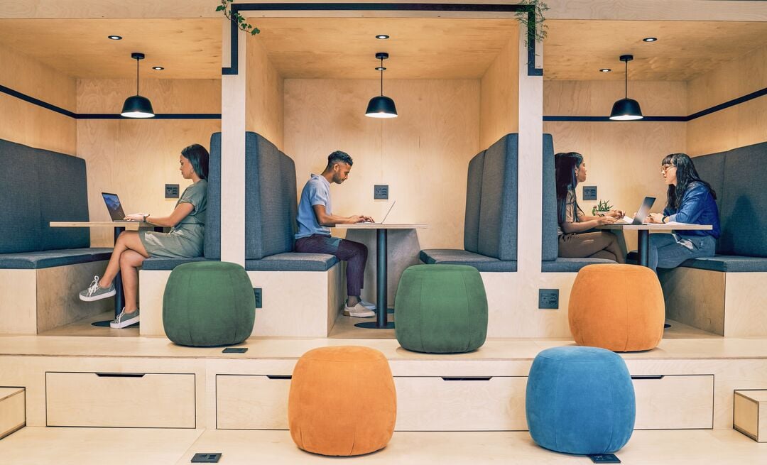 Ihmisiä toimistossa.