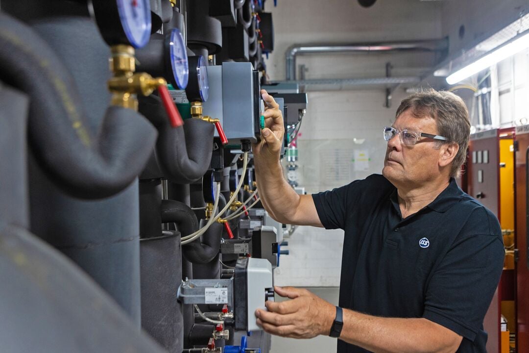 ISS:n asiantuntija teknisessä tilassa.