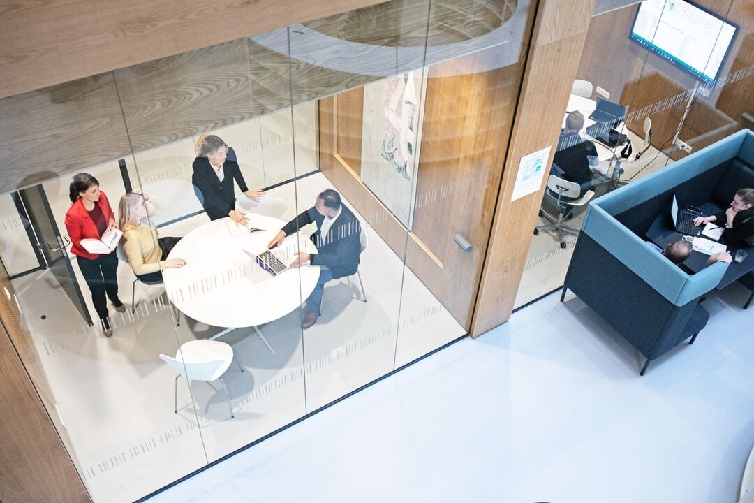 Ihmisiä kokoustilassa.