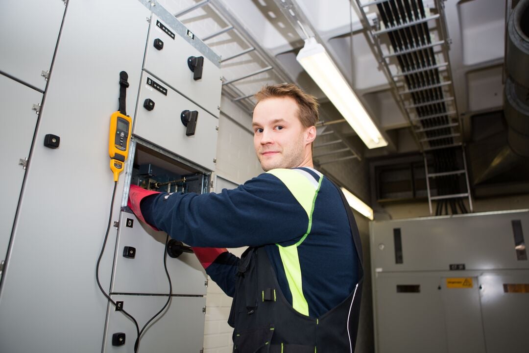 ISS:n sähköasentaja teknisissä tiloissa.