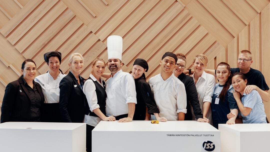 ISS:n työntekijöitä ryhmässä.