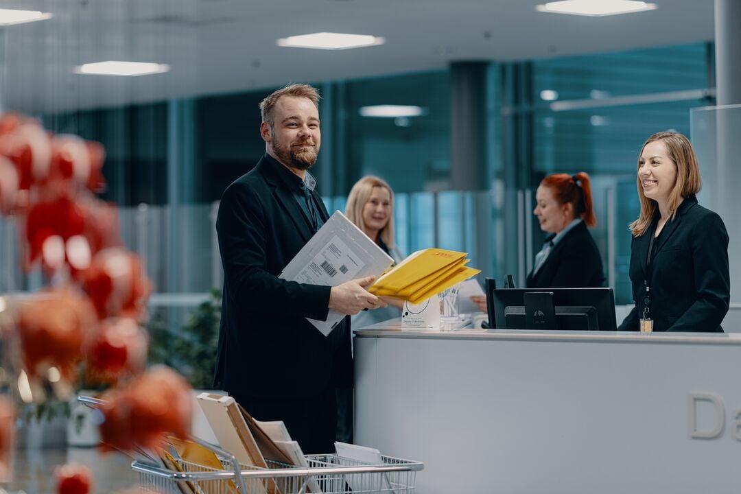 ISS:n aulatyöntekijä jakamassa postia.