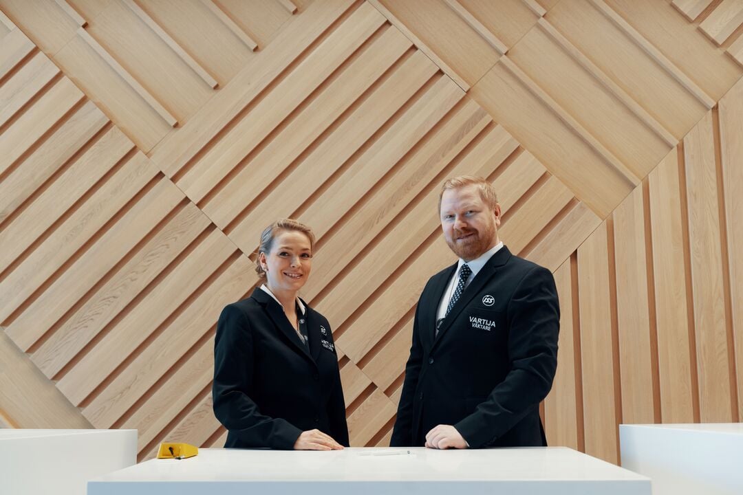 ISS:n vartijat aulassa.