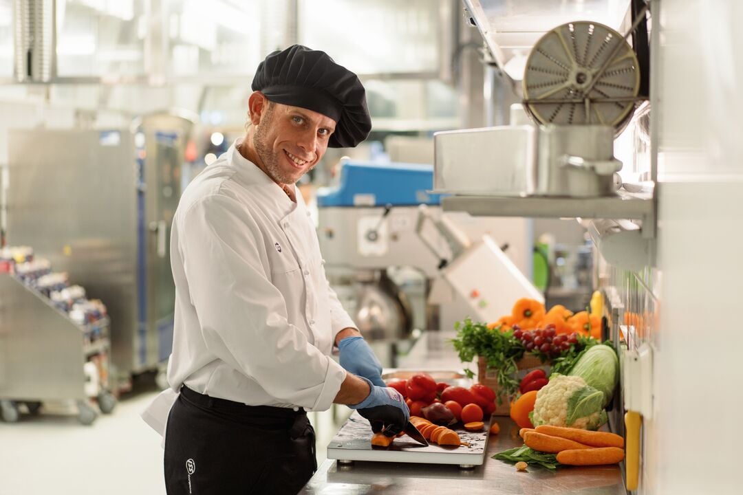 ISS:n kokki pilkkomassa kasviksia.