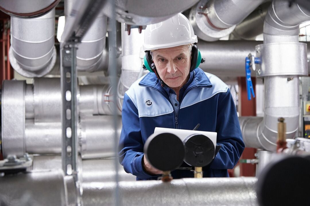 ISS:n huoltohenkilö teknisessä tilassa.