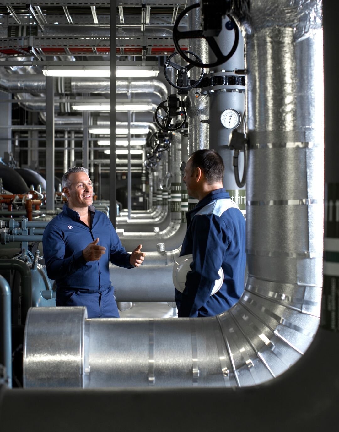 ISS:n huoltohenkilöt keskustelemassa teknisessä tilassa.