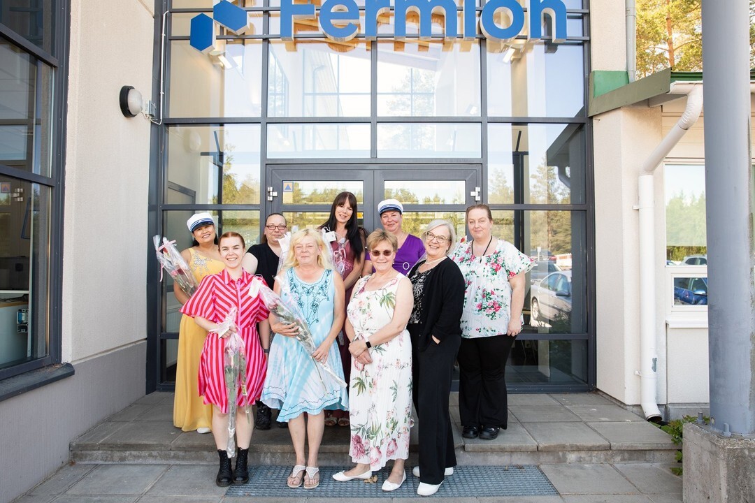 ISS:n työntekijät juhlimassa valmistumistaan