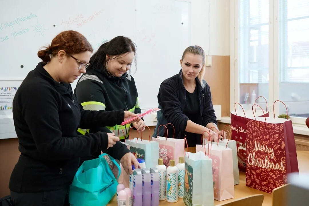 ISS:n siivoustiimi lahjoitusten kanssa.