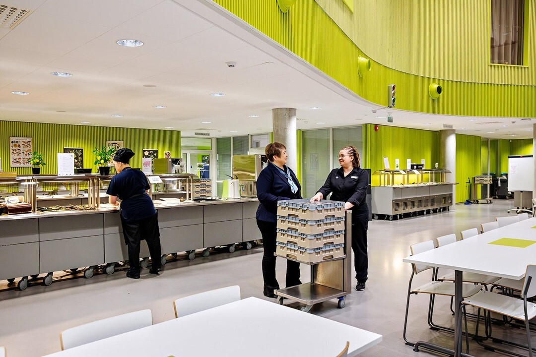 ISS:n ravintolatyöntekijöitä valmistelemassa lounasta.