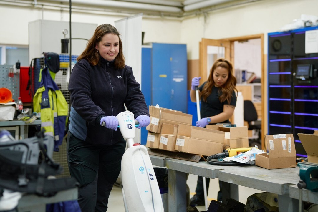 ISS:n siivoajia työssään.