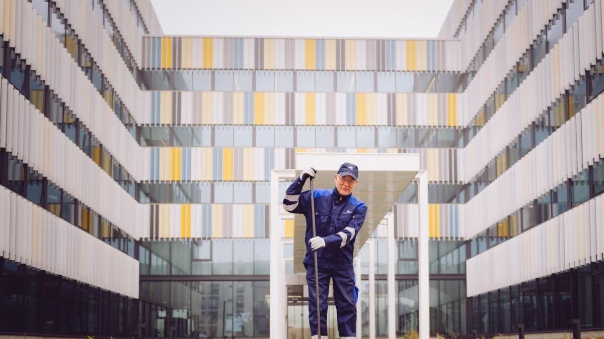 ISS:n kiinteistöhoitaja lakaisemassa.