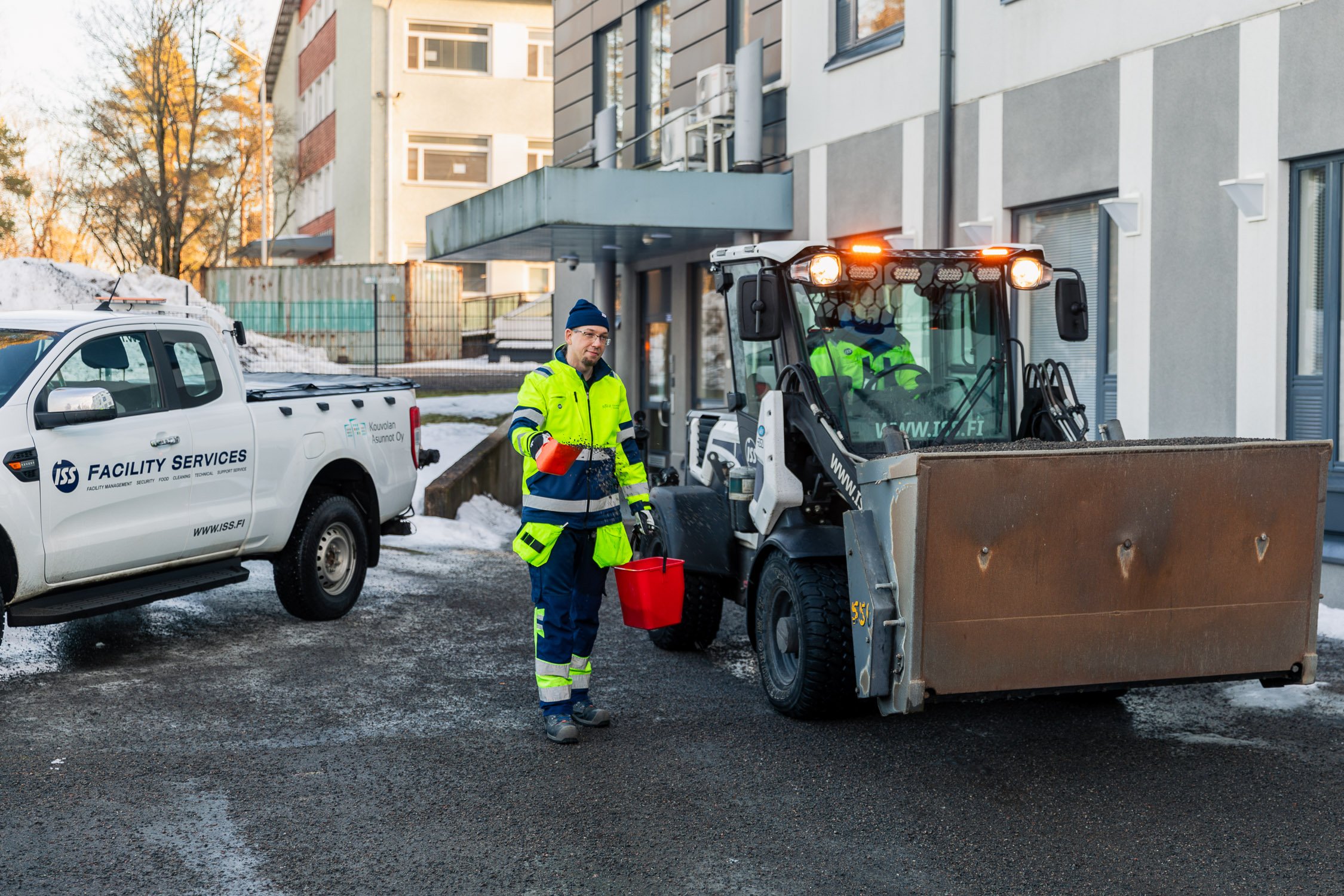 ISS:n kiinteistöhoitaja Kouvolan Asuntojen kohteessa.