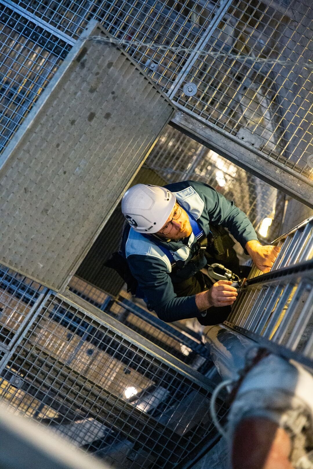 ISS:n huoltohenkilö kiipeämässä tikkaita.