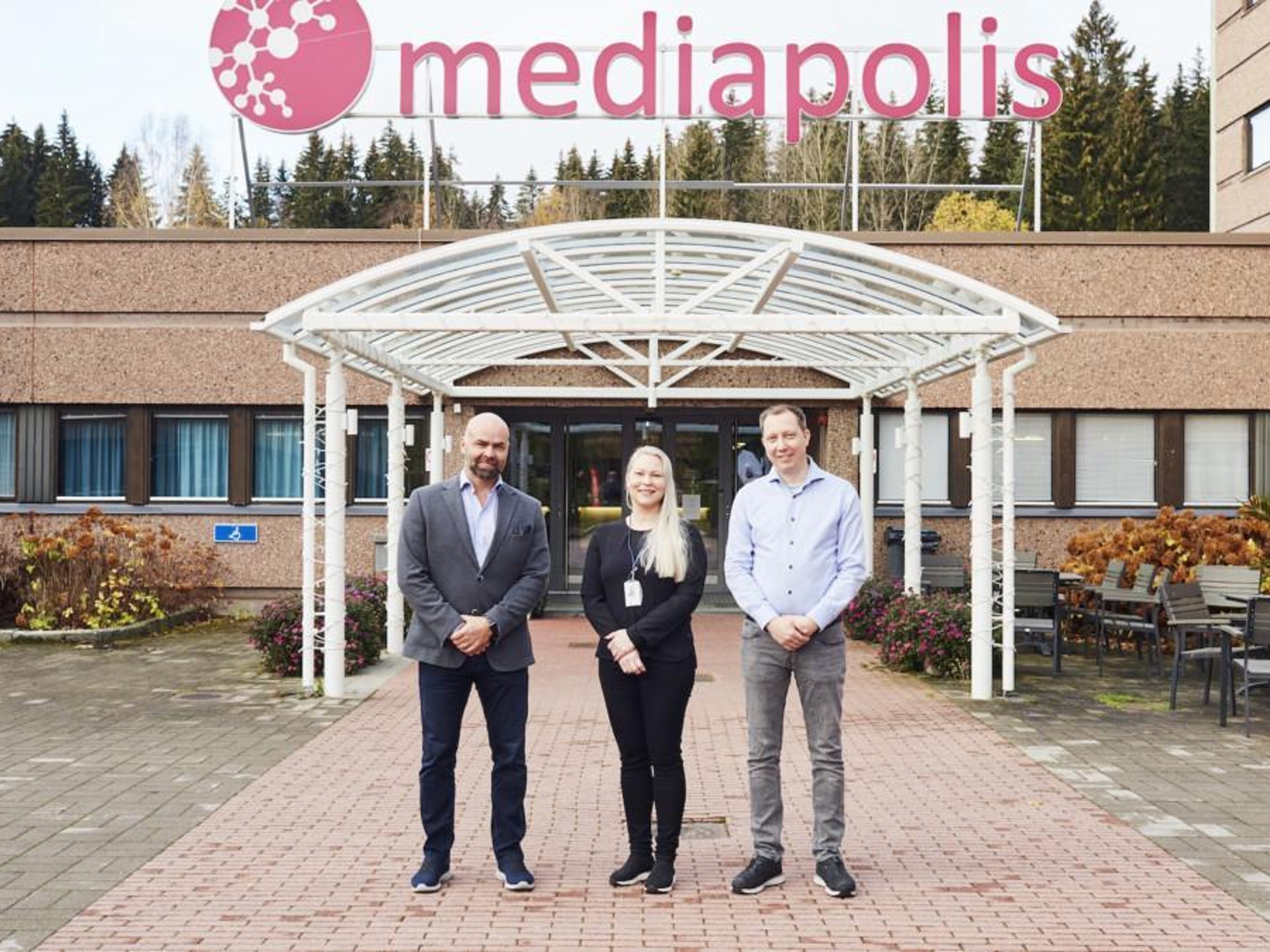 Mediapoliksen ja ISSn yhteyshenkilöt.