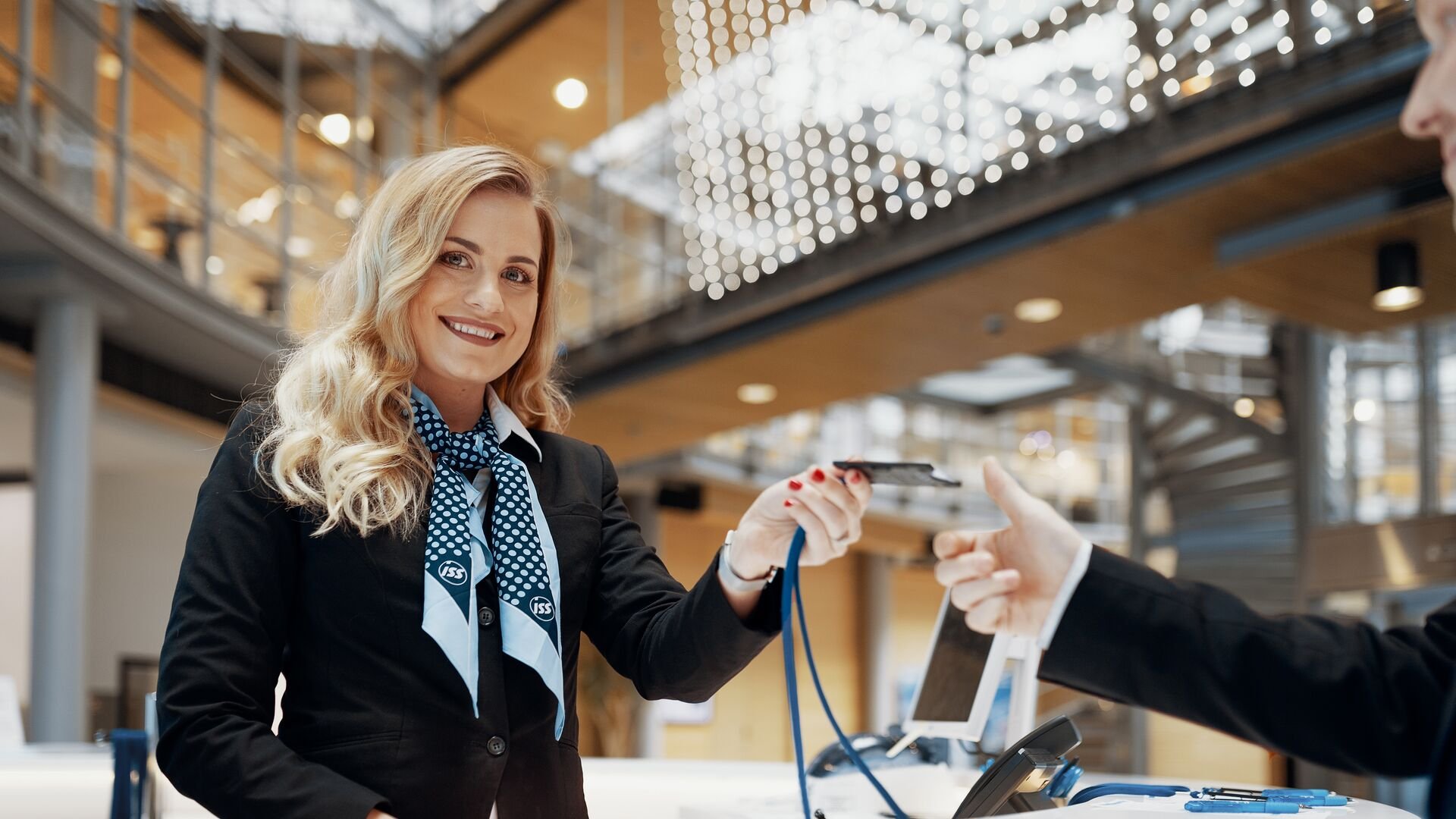 Nainen ojentamassa avainkorttia