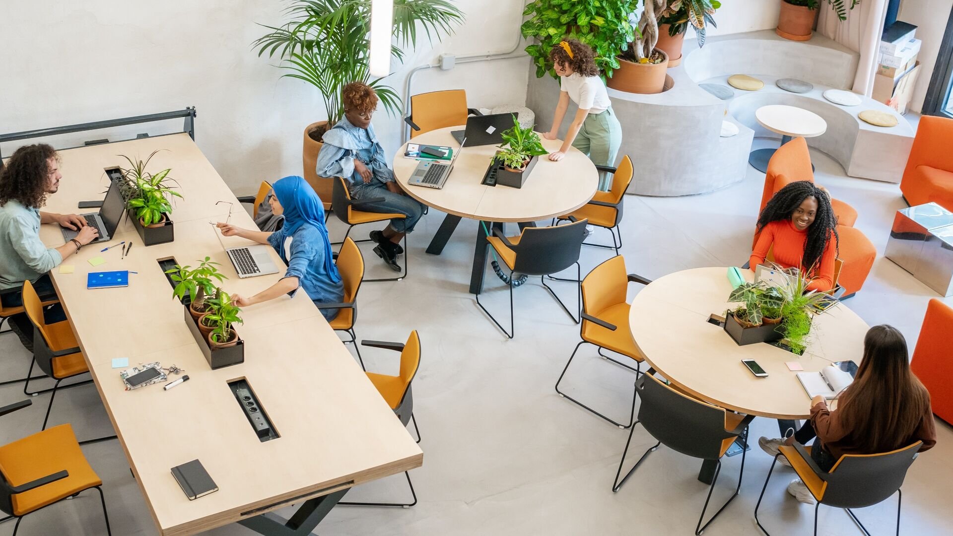 Ihmisiä avotoimistossa.