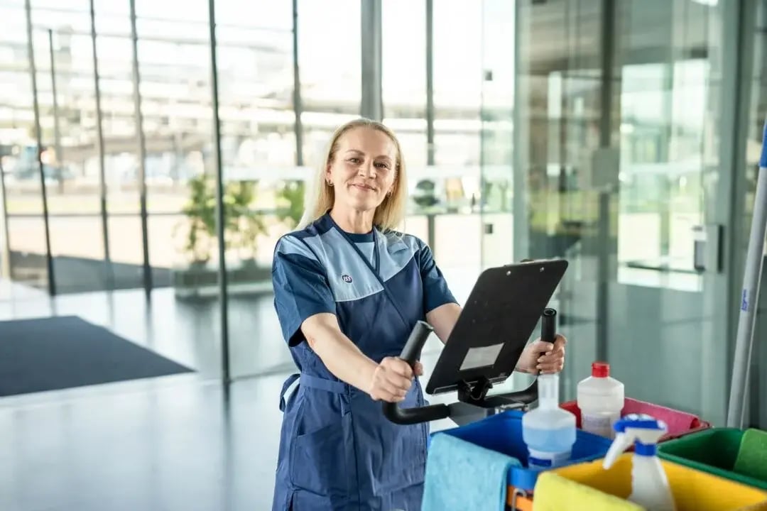 ISS:n siivooja rakennuksen aulassa.