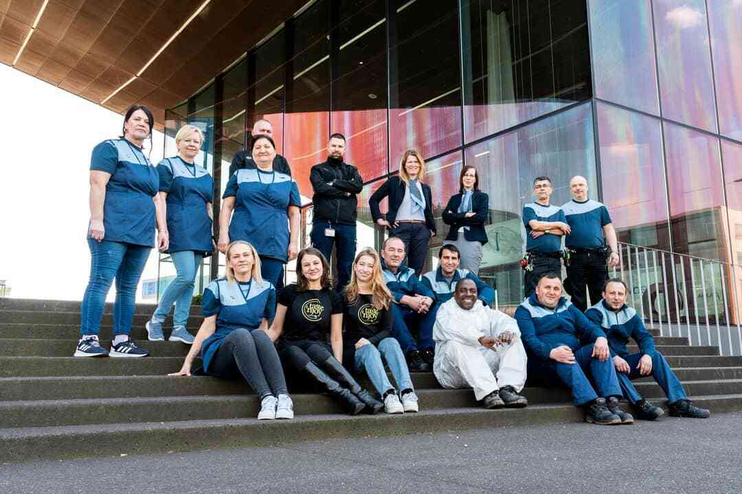 ISS:n työntekijöitä ryhmäkuvassa.