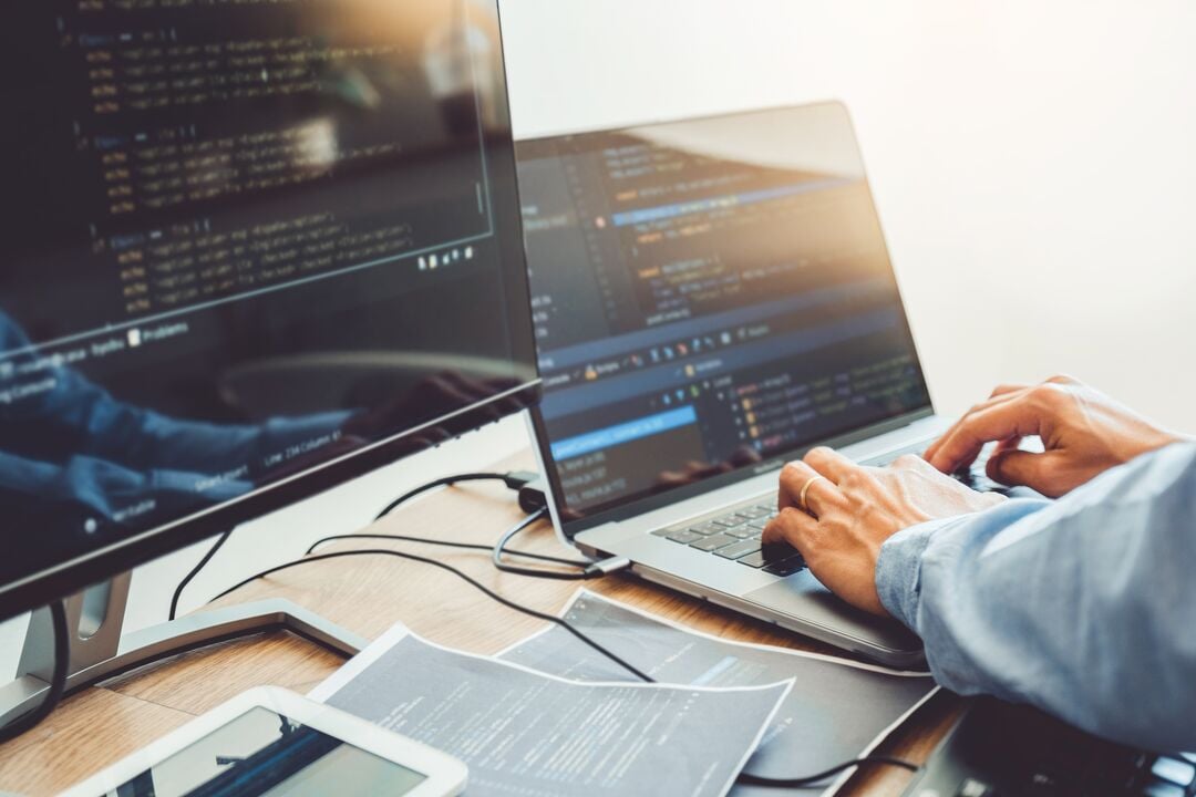 Tietokonenäyttöjä, joissa dataa.