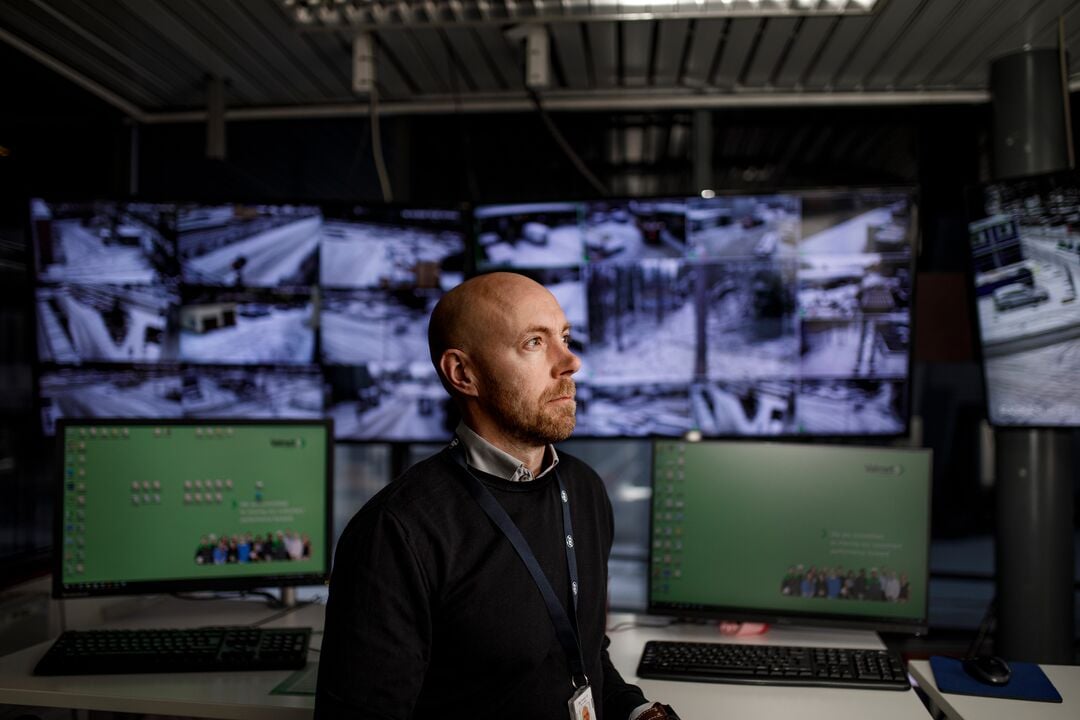 Henkilö katsomassa monitoreja