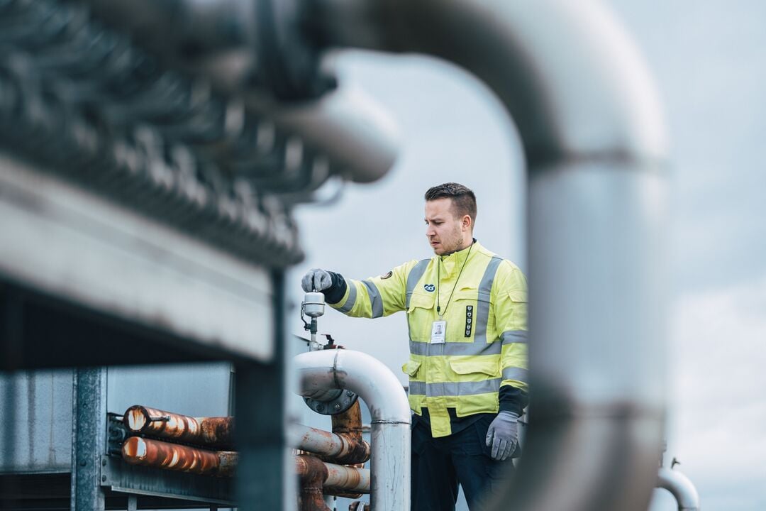 ISS:n kylmäasentaja huoltotöissä.