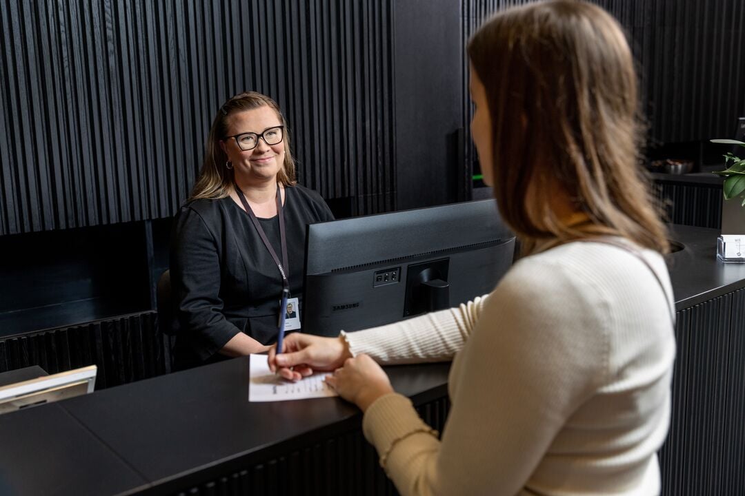 Aulatyöntekijä asiakkaan kanssa