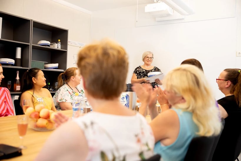 ISS:n työntekijät juhlimassa valmistumistaan