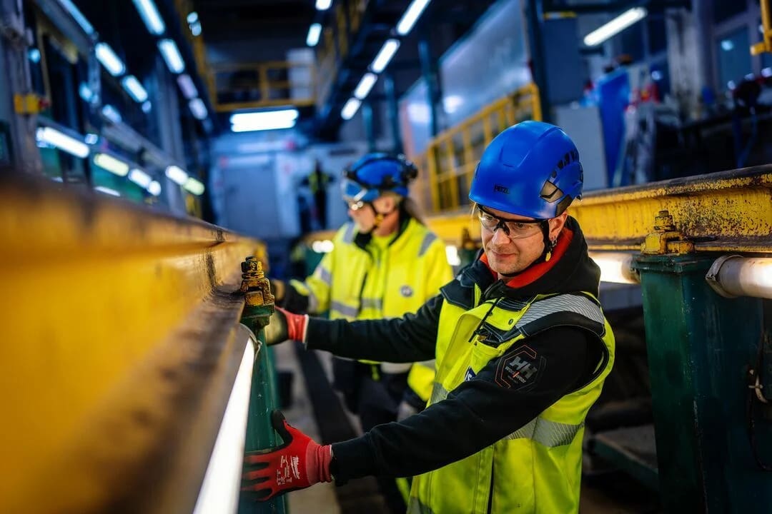 Kaksi teknistä asentajaa teollisuuskohteessa.