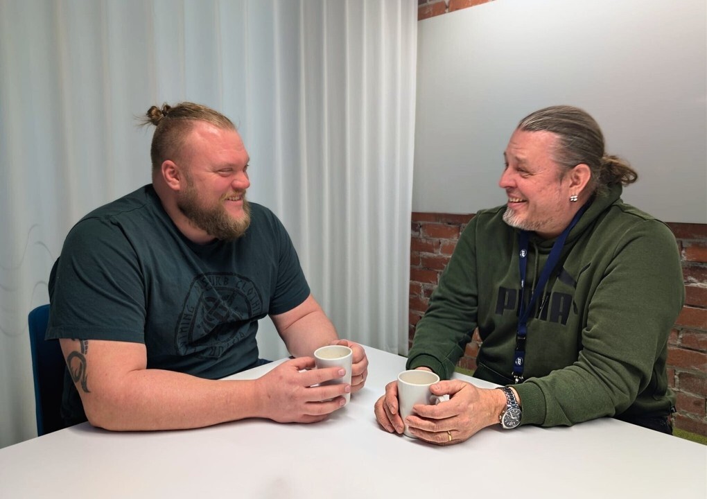 Urapolku teknisissä palveluissa kantaa pitkälle – Sami ja Mikko rakentavat datakeskuskohteen arkea yhteistyöllä